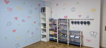 Tvořivá dílna – poličky s barvami a pomůckami