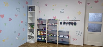 Tvořivá dílna – regály s materiálem pro tvoření